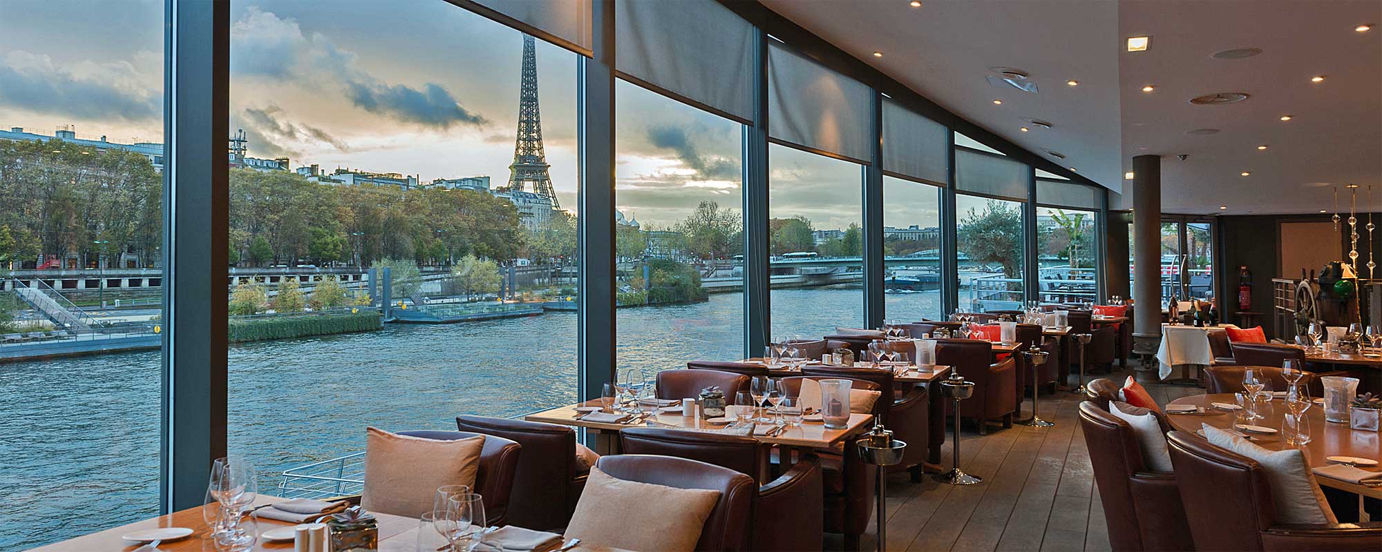 Restaurant with a view of the Seine River & the Eiffel Tower